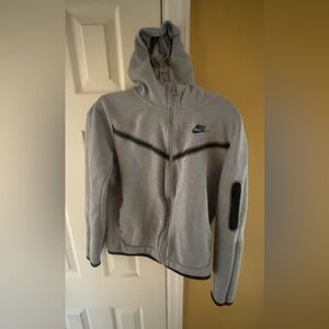 Nike tech fleece size kids xl
